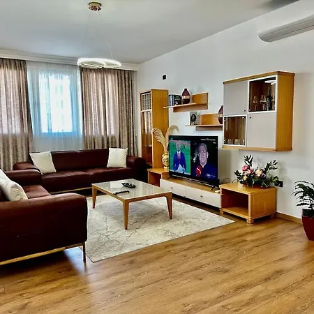 8th Floor Luxury Tirana 2 * Selitë e Vogël